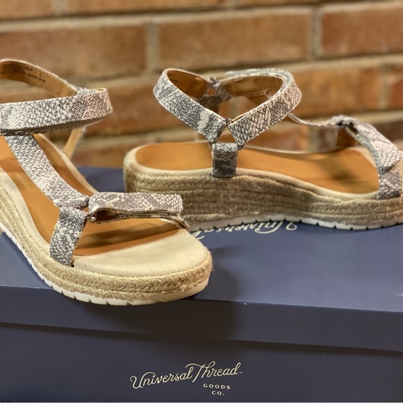 Universal Thread Bree Grey Wedge sandal Size 8 1/2 - Picture 4 of 7